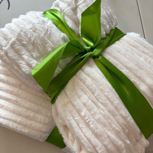 Wedding Blanket Throws for Outdoor Wedding (2) - Picture 3 of 4